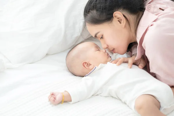 Close Beautiful Young Asian Mother Kissing Newborn Baby Bed Healthcare — Stock Photo, Image