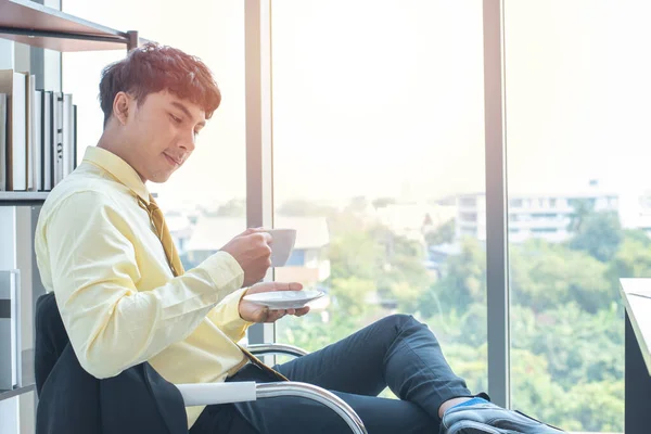 Счастливый Молодой Азиатский Бизнесмен Формальном Коктейле Кофе Сидит Современном Рабочем — стоковое фото