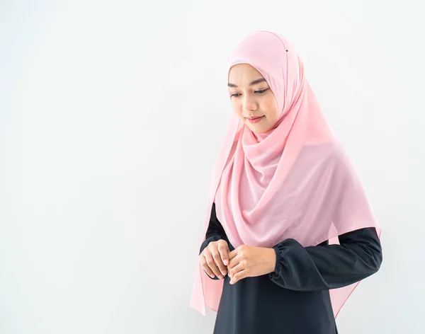 アジアの美しいイスラム教徒の若い女性の半分の長さの肖像画は ビジネス服を着て 灰色の背景に隔離された混合ポーズやジェスチャーでヒジャーブ テクノロジー ビジネスファイナンスのテーマに適しています — ストック写真