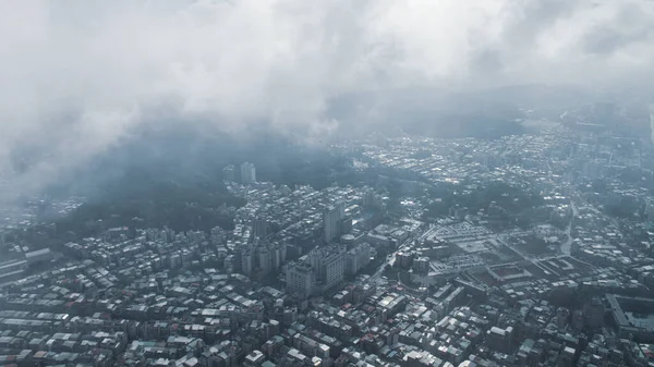 台湾の首都 台北を一望できる世界第2位のビル 台北101 の上から 霧と雨が降った後に撮影 — ストック写真