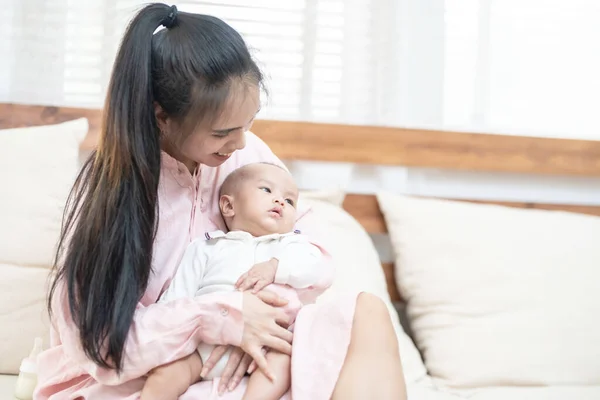 Family Child Parenthood Concept Happy Beautiful Young Asian Mother Smiling — Stock Photo, Image