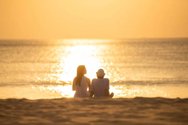 Verliebte Paare Beobachten Gemeinsam Den Sonnenuntergang Sommerurlaub Strand Menschen Silhouette — Stockfoto