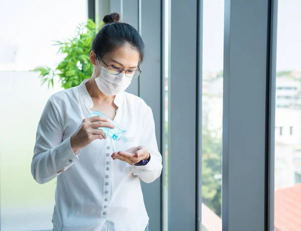 Asian Business Female Squeeze Alcohol Gel Hand Wear Masks Prevent — Stock Photo, Image