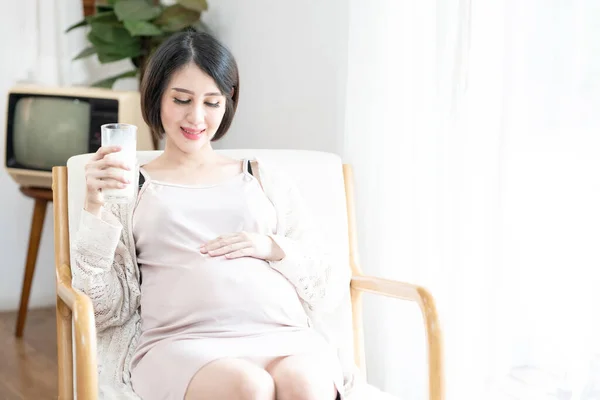 Mujer Embarazada Asiática Feliz Tocando Vientre Barriga Celebración Verde Ensalada —  Fotos de Stock