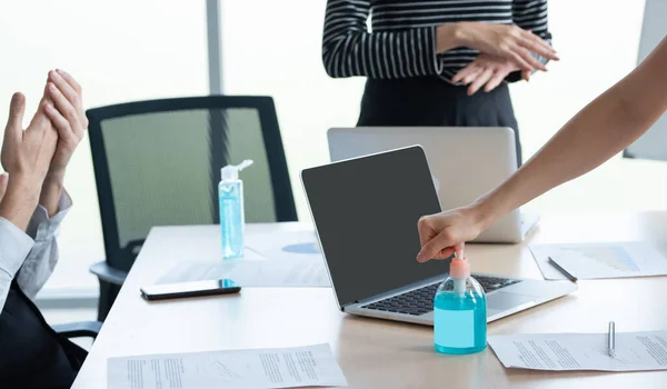 İş yerindeki iş arkadaşlarının eli dezenfektan jel spreyi aldıktan sonra elini ovuşturuyor. Coronavirüs veya covid-19 virüs salgınından, sağlık ve tıp konseptinden korunuyor..