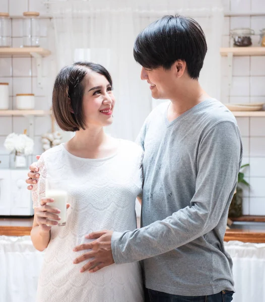 Retrato Hermoso Joven Asiático Pareja Embarazada Mujer Beber Leche Papá —  Fotos de Stock