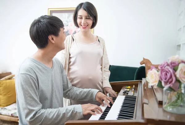 Joyeux Jeune Asiatique Enceinte Femme Debout Côté Homme Jouer Piano — Photo
