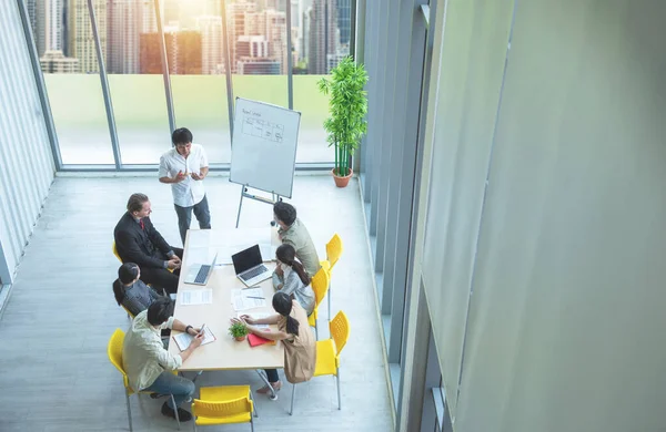 Modern ofis iş adamlarına modern ofis, iş ve mali konsept ofis arkadaşlarına gündelik sunum için yönetim kurulu toplantısı düzenleyen çok ırklı iş adamlarından oluşan bir grup.