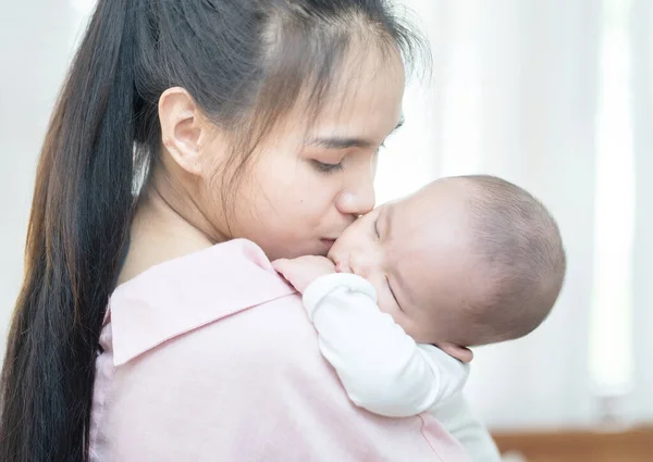 孩子和父母的概念 快乐美丽的年轻的亚洲母亲微笑着抱着新生儿在家里 母亲节横幅和广告复制空间 — 图库照片