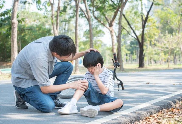 Young Asian Father Dad Calms Son Fell Bike Get Injury — 스톡 사진