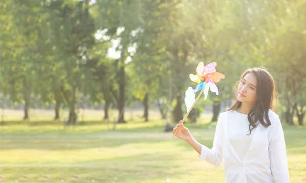 Heureuse Femme Asiatique Bonne Santé Jouant Turbine Dans Parc Par — Photo