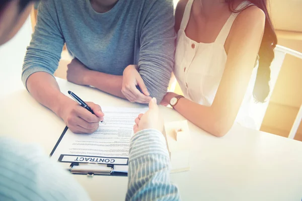 Aile çift realty için belgeleri imzaladıktan sonra Emlakçı ile tokalaşırken satın Kiralama Daire ya da ev, gayrimenkul bir anlaşma sonuçlandırmak hazır alıcılar ajanı ile ofis, Toplantı