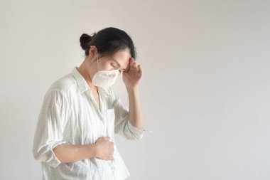 Yüzü, burnu ve ağzı örtmek için maske takan Asyalı kadınlar hastalıkları, virüsleri ve hava kirliliğini önlemek için yakın plan çekimler..