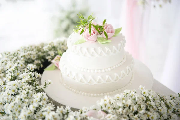 Elegante Weiße Hochzeitstorte Mit Blumen Und Sukkulenten Verträumten Stil Beim — Stockfoto