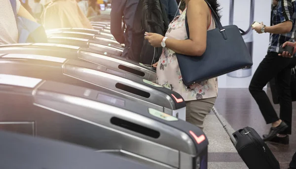 Passenger Walk Passing Exit Automatic Door Way Out Orchard Mrt — стоковое фото