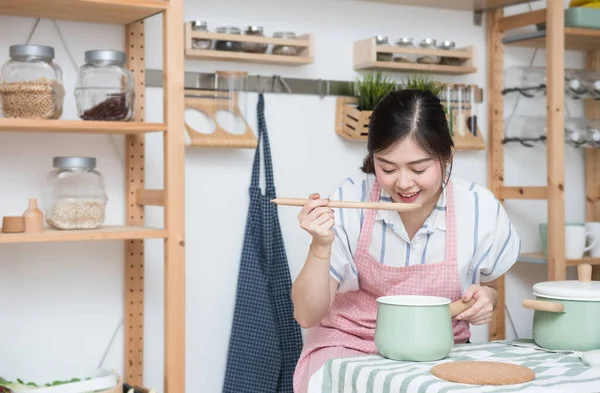 Красивая Молодая Азиатская Женщина Готовит Тестирует Суп Пищи Кухне Женщина Стоковое Изображение