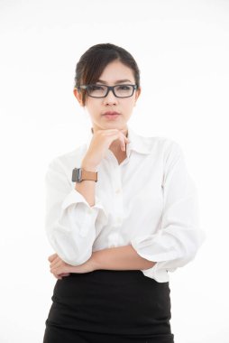 Düşünen yüzle çapraz el, beyaz yakalı güzel Asyalı kadın portresi pozu. Önüne bak, dur ve düşün. Beyaz arka planda negatif izole edilmiş..