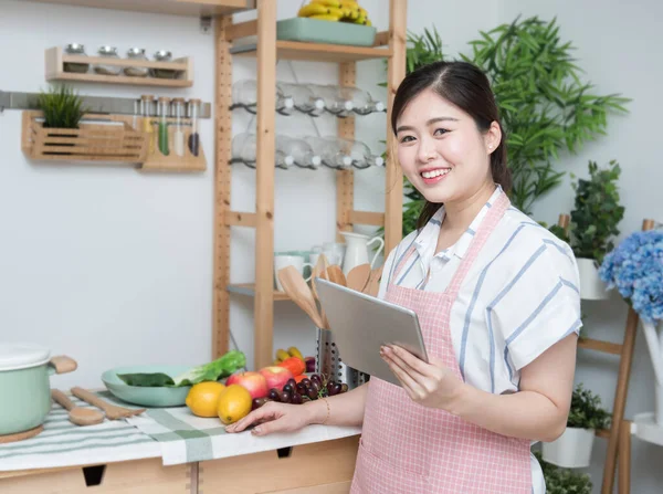 Счастливая Азиатская Женщина Ищет Рецепт Таблетки Кухня Чтение Приготовления Пищи — стоковое фото
