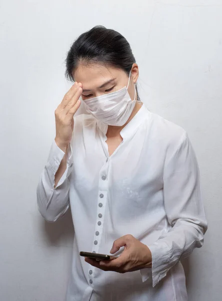 Asian Young Woman Using Smart Phone Wearing Face Mask Protect — Stock Photo, Image