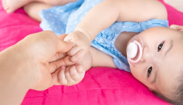 Asiatisk Kvinnlig Hand Håller Nyfödda Barn Hand Mamma Med Sitt — Stockfoto