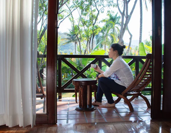 Turista Chinês Mulher Sentar Cadeira Corredor Quarto Hotel Tendo Tempo — Fotografia de Stock