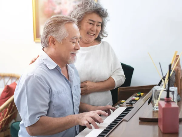 Старший Літній Чоловік Грає Піаніно Будинку Престарілих Слухає Літня Жінка — стокове фото
