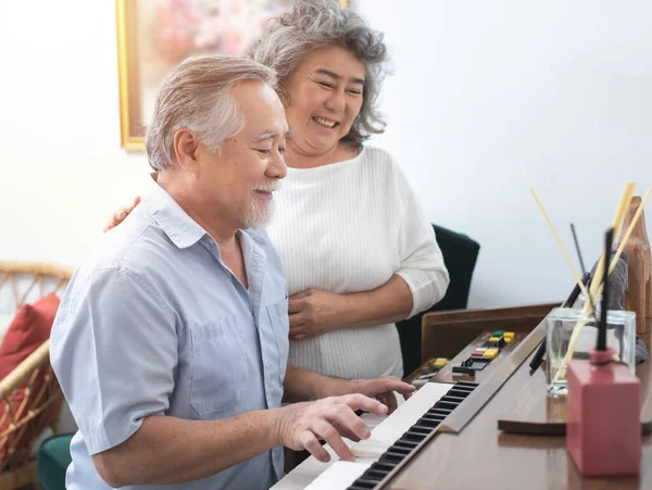 Huzurevinde yaşlı bir adam piyano çalıyor yaşlı bir kadının dinlediği, yaşlı Asyalı büyükanne ve büyükbaba evde aşk anlarıyla piyano çalıyorlar..