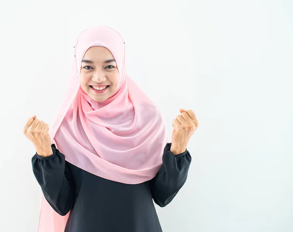 亚洲漂亮的穆斯林女青年的半身肖像 身穿商务服装 头戴头巾 姿势杂乱 背景灰暗 适合技术 商业金融主题 — 图库照片