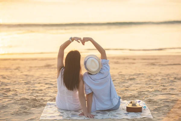 Verliebte Paare Beobachten Gemeinsam Den Sonnenuntergang Sommerurlaub Strand Menschen Silhouette — Stockfoto