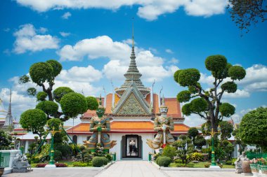 Bangkok, Tayland - 10 Mart 2020: Wat Phra Kaew 'da şeytan koruyucu yaksha ile altın pagoda ya da Tayland' da Bangkok 'taki Büyük Saray sınırları içindeki Zümrüt Buda tapınağı