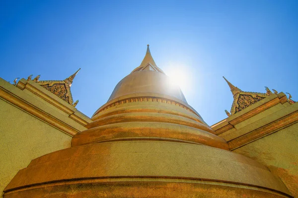 Большом Дворце Бангкока Загорелся Комплекс Золотой Ступы Линзами Фоне Голубого — стоковое фото