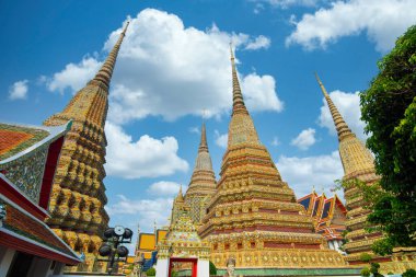 Wat Poh 'da eski Tayland sanat mimarisi. Güneşli bir günde heykel ve güzel bir gökyüzü, Bangkok Tayland..