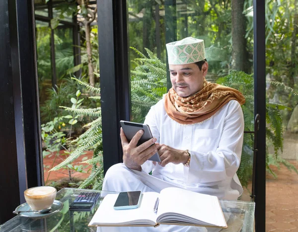Paquistanês Negócio Asiático Homem Usando Tablet Sentado Café Verde Desgaste — Fotografia de Stock