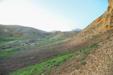 Cennet, dünya, şömineler, çimenler, manzara çiçekler yanıyor.