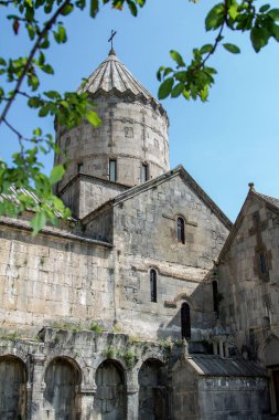 Cennet, dünya, şömineler, çimenler, manzara çiçekler yanıyor.