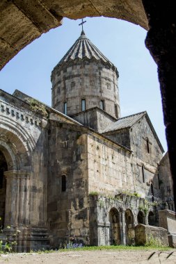 Cennet, dünya, şömineler, çimenler, manzara çiçekler yanıyor.