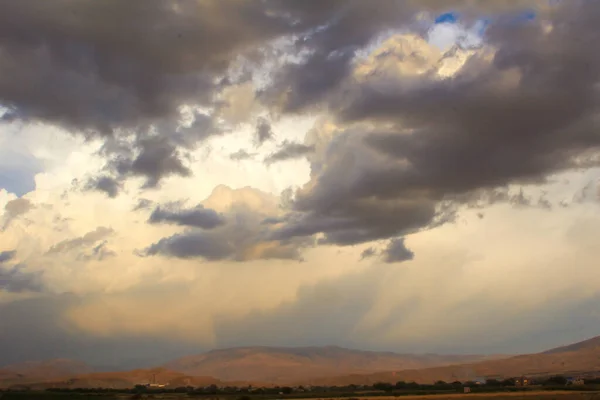 Cennet, dünya, şömineler, çimenler, manzara çiçekler yanıyor.