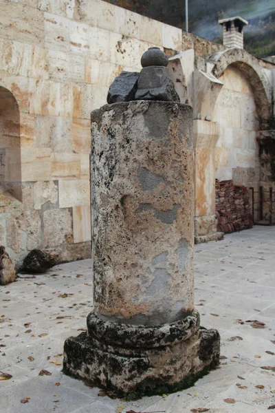 Cennet, dünya, şömineler, çimenler, manzara çiçekler yanıyor.