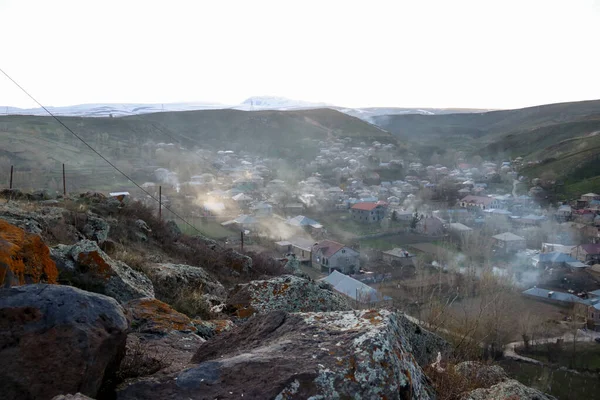 Cennet, dünya, şömineler, çimenler, manzara çiçekler yanıyor.