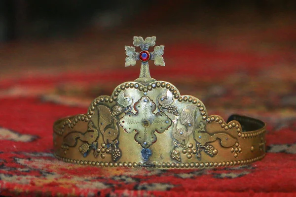 Cennet, dünya, şömineler, çimenler, manzara çiçekler yanıyor.