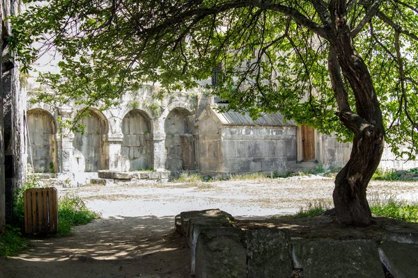 Cennet, dünya, şömineler, çimenler, manzara çiçekler yanıyor.