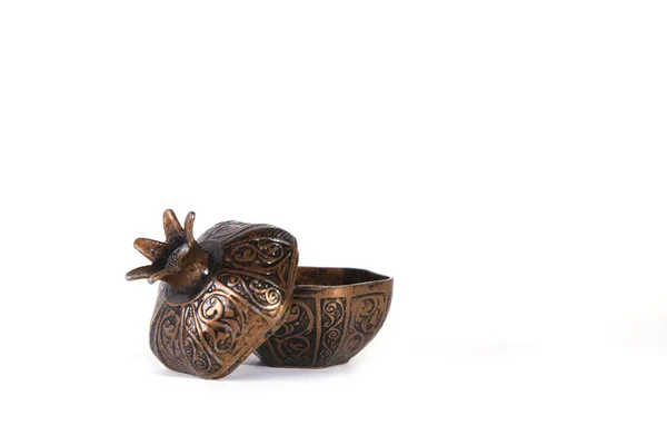 Beyaz arkaplanlı porselen heykel