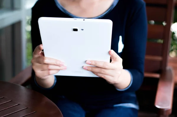 Ženy uživatele tablet — Stock fotografie
