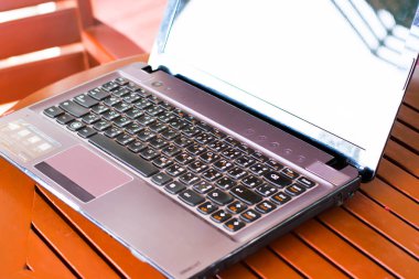 Ahşap masa üstünde laptop.