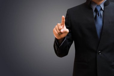 Bulutların üstünde yazma iş adamı. 