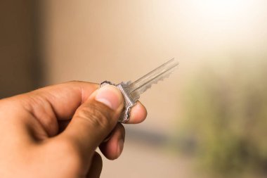 El ve güneş ışığı ile anahtar.