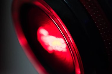 kulaklık oyun neon kırmızı renk.  