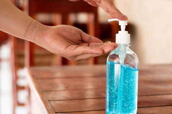 People Using Alcohol Gel Clean Wash Hand Sanitizer Virus Bacteria — Stock Photo, Image