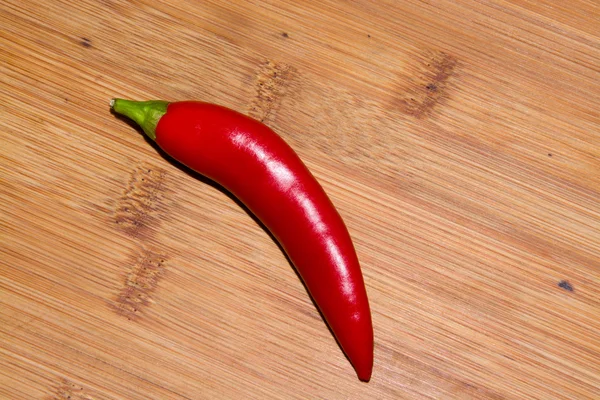 Rote und grüne Chilischoten — Stockfoto
