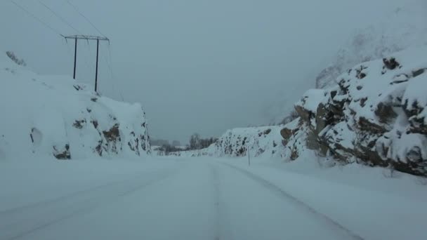 ノルウェー、吹雪の中に、E10 でドライブします。 — ストック動画